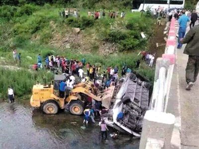 昨日15時45分許,吉林集安市涼水鄉境內,延吉新世紀旅行社一輛大巴車墜橋,10名韓國人死亡。圖/CICPHOTO