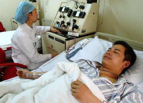 3月18日,在北京市道培醫院病房,小軍在醫護人員的陪伴下進行造血干細胞采集。 當日,中華骨髓庫向臺灣提供的第4例造血干細胞交接儀式在北京市道培醫院舉行。捐贈者是22歲的廣西青年小軍,他于2007年4月報名成為一名捐獻造血干細胞志愿者。在得知與臺灣一位急性粒細胞白血病患者配型成功后,小軍積極表示愿意捐贈,于今年3月17、18日分兩次采集造血干細胞。承載著小軍新鮮造血干細胞的藍色儲運箱,將由臺北榮民總醫院醫師負責護送回臺灣。 新華社記者 趙宇思 攝