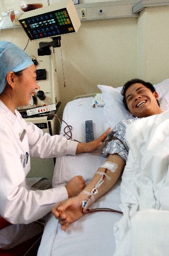 3月18日,在北京市道培醫院病房,小軍在造血干細胞采集過程中輕松愉快。新華社記者 趙宇思 攝