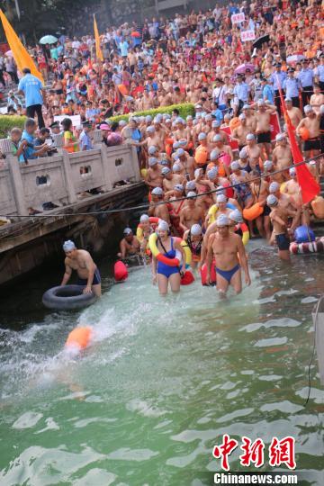 臺(tái)灣游泳愛(ài)好者參加柳州“百里柳江激情暢游”