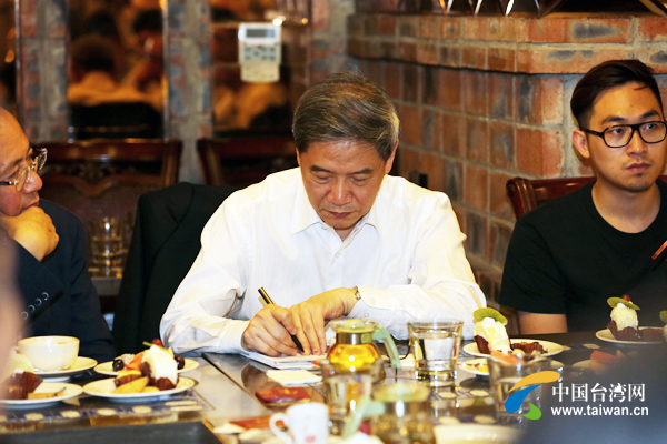 國臺辦主任張志軍與在渝臺灣青年茶敘 國臺辦主任張志軍與在渝臺灣青年茶敘