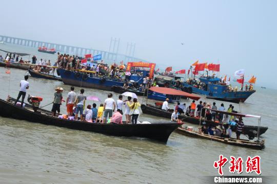 逾萬民眾福建石獅齊鬧端午 閩臺對渡海上潑水引鄉愁 逾萬民眾福建石獅齊鬧端午 閩臺對渡海上潑水引鄉愁