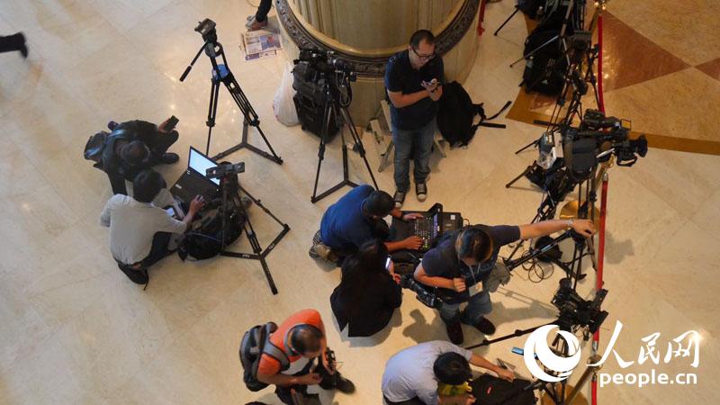 ����ý�w�۽������R���� ���@��ͨ���D����8��