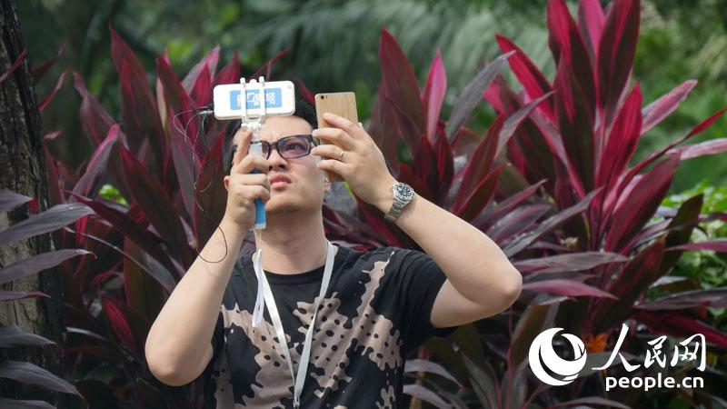 “習(xí)馬會”會場外媒體云集 記者自拍報(bào)道搶鏡(圖) “習(xí)馬會”會場外媒體云集 記者自拍報(bào)道搶鏡(圖)