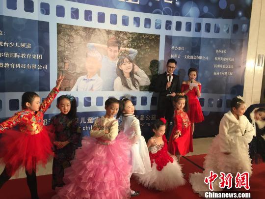 �ɰ���ͯ����΢�Ӱ�����ѽ���Լ���������ӳ