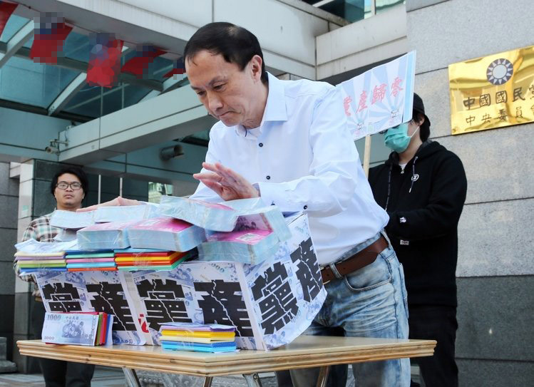 李新上演“行為藝術(shù)”,推倒象征黨產(chǎn)的墻 李新上演“行為藝術(shù)”,推倒象征黨產(chǎn)的墻