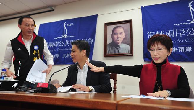 3月20日,國(guó)民黨“聚焦青年”會(huì)上,洪秀柱拒絕李新坐在自己身邊,并說“我等下要修理你” 3月20日,國(guó)民黨“聚焦青年”會(huì)上,洪秀柱拒絕李新坐在自己身邊,并說“我等下要修理你”