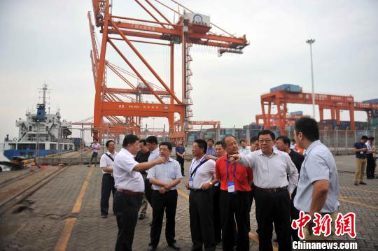 陳德銘率臺商考察欽州保稅港區。 蔣雪林 攝