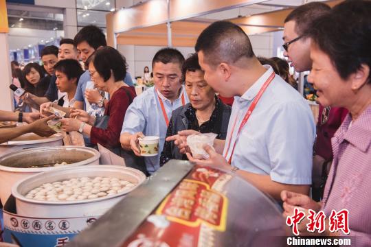 臺灣館內臺灣美食受熱捧。 李南軒 攝