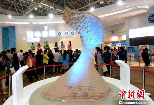 海交會(huì)臺灣館內(nèi)一尊按照臺灣野柳地質(zhì)公園的“女王頭”一比一復(fù)制的作品,吸引觀眾眼球。 記者劉可耕 攝