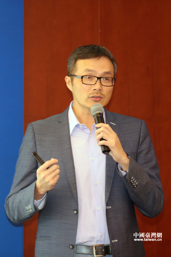 31日,群募貝果執(zhí)行長陳威光在“2016年兩岸青創(chuàng)產(chǎn)業(yè)園區(qū)發(fā)展研討會(huì)”上發(fā)表主題演講 31日,群募貝果執(zhí)行長陳威光在“2016年兩岸青創(chuàng)產(chǎn)業(yè)園區(qū)發(fā)展研討會(huì)”上發(fā)表主題演講