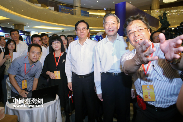 在“動漫展區(qū)”,來自臺灣的陳天賞向張志軍介紹利用紅色龍蝦殼制作的“蝦兵蝦將”。 在“動漫展區(qū)”,來自臺灣的陳天賞向張志軍介紹利用紅色龍蝦殼制作的“蝦兵蝦將”。