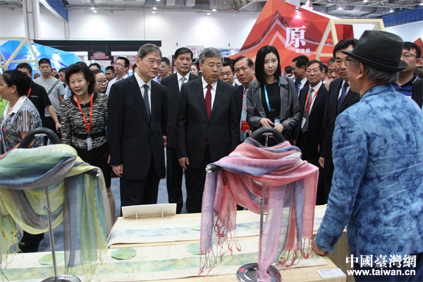 了解臺(tái)灣文創(chuàng)產(chǎn)品。(中國臺(tái)灣網(wǎng) 袁楚 攝) 了解臺(tái)灣文創(chuàng)產(chǎn)品。(中國臺(tái)灣網(wǎng) 袁楚 攝)