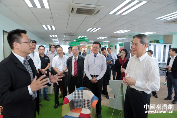 13日,張志軍在四川德陽海峽兩岸青年創(chuàng)業(yè)基地進行調(diào)研并與在此創(chuàng)業(yè)的臺灣青年交流座談 13日,張志軍在四川德陽海峽兩岸青年創(chuàng)業(yè)基地進行調(diào)研并與在此創(chuàng)業(yè)的臺灣青年交流座談