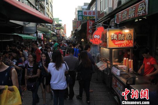 商業街市游人如織 徐德金 攝