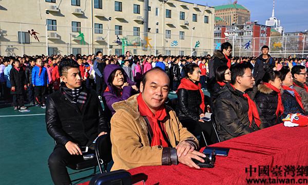兩岸同胞攜手辦公益 環保漫畫書走進奮斗小學 兩岸同胞攜手辦公益 環保漫畫書走進奮斗小學
