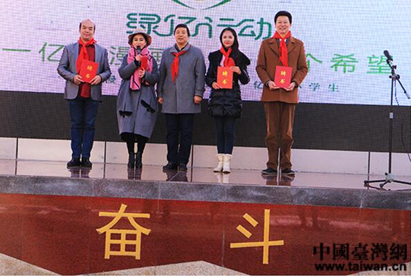 兩岸同胞攜手辦公益 環保漫畫書走進奮斗小學 兩岸同胞攜手辦公益 環保漫畫書走進奮斗小學