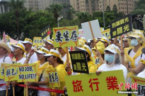 9月12日,由臺灣觀光旅游界自發組成的“百萬觀光產業自救會”,發動逾萬人在臺北冒雨游行,訴求“要生存、有工作,能溫飽”。這是以客為尊、與人為善的臺灣觀光業界史上首次大規模走上街頭。<a target='_blank' ><p align=