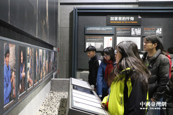 兩岸學(xué)生參觀“731部隊(duì)罪證陳列館” 兩岸學(xué)生參觀“731部隊(duì)罪證陳列館”