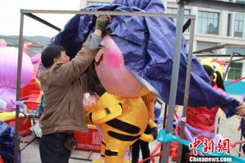 福州馬尾區向馬祖鄉親贈送的45組花燈在福州連江黃岐對臺碼頭裝船,運往馬祖,慶賀第十五屆“兩馬同春鬧元宵”。 許琳晶 攝