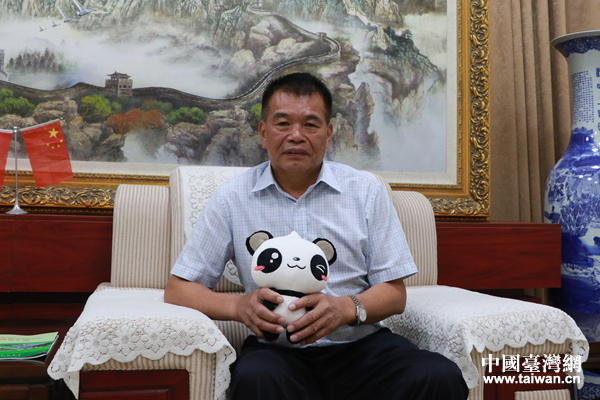 福建省泉州市新輝大投資發(fā)展有限公司董事長、海峽兩岸中小企業(yè)聯(lián)合促進會會長呂雙輝。 福建省泉州市新輝大投資發(fā)展有限公司董事長、海峽兩岸中小企業(yè)聯(lián)合促進會會長呂雙輝。