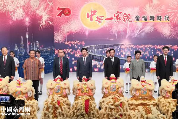 “中華一家親—海峽兩岸暨港澳地區(qū)各民族同慶中秋交流晚會(huì)”現(xiàn)場(chǎng)。 “中華一家親—海峽兩岸暨港澳地區(qū)各民族同慶中秋交流晚會(huì)”現(xiàn)場(chǎng)。