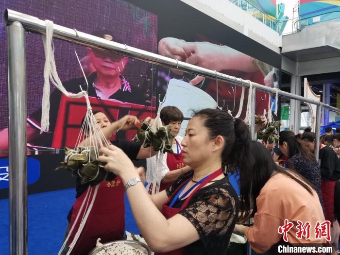 臺(tái)胞參加裹粽大賽 施紫楠 攝