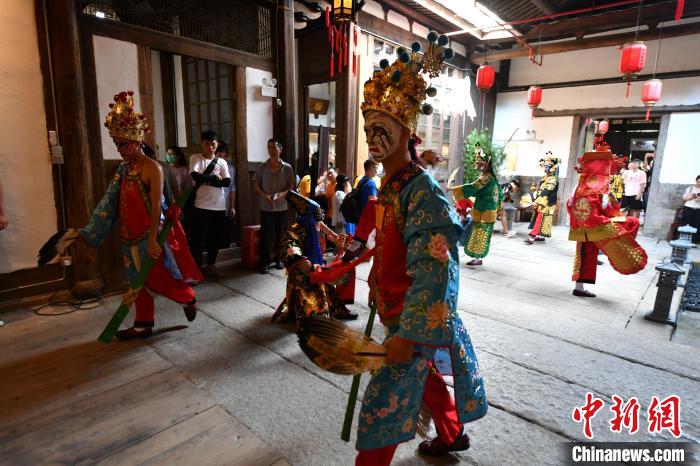 活動上,一群“00后”青年帶來了八家將舞蹈表演。 呂明 攝