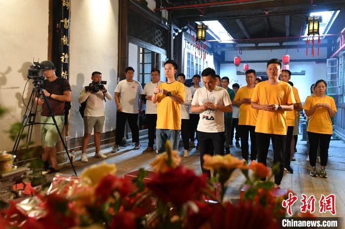 福州會場,與會人員按傳統(tǒng)祝壽獻供科儀向關(guān)帝舉行祝壽祈福儀式。 呂明 攝