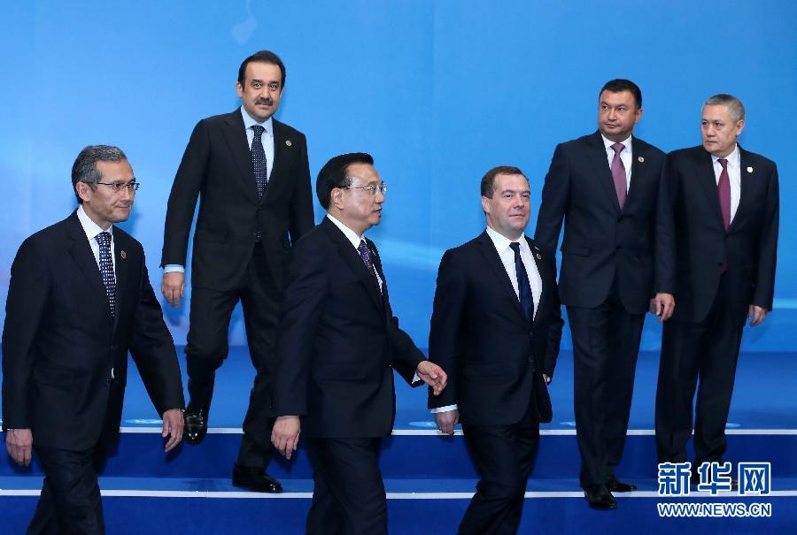 12月15日,中國(guó)國(guó)務(wù)院總理李克強(qiáng)在阿斯塔納出席上海合作組織成員國(guó)政府首腦理事會(huì)第十三次會(huì)議。這是與會(huì)領(lǐng)導(dǎo)人集體合影后走向會(huì)場(chǎng)。新華社記者 龐興雷 攝