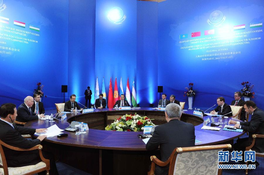 12月15日,中國(guó)國(guó)務(wù)院總理李克強(qiáng)在阿斯塔納出席上海合作組織成員國(guó)政府首腦理事會(huì)第十三次會(huì)議。 新華社記者 饒愛民 攝