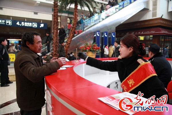 北京站客運車間大廳服務崗:北京站的門面