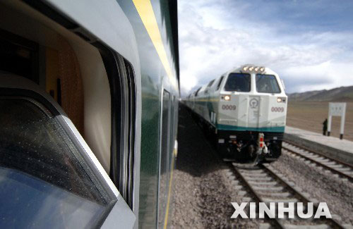 7月1日18時05分,從格爾木駛出的“青1”次列車和從拉薩駛出的“藏2”次列車在布強格車站勝利“會師”。“青1”次列車在布強格車站稍作停留后繼續駛向拉薩,“藏2”次列車則不停靠布強格車站,直接駛向格爾木。 新華社記者嘎瑪攝