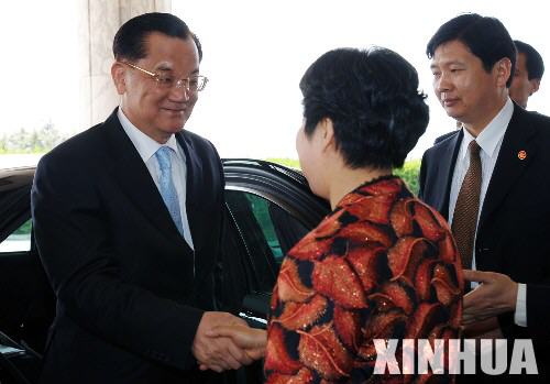 這是江蘇省委副書記張連珍(左二)在蘇州東山賓館迎接連戰。