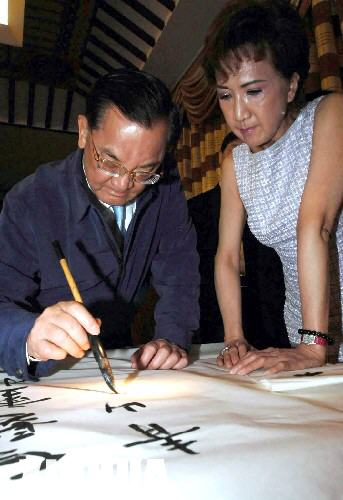 4月23日,連戰在寒山寺題字。當日,中國國民黨榮譽主席連戰一行在蘇州參觀。