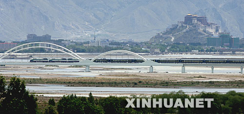 2006��7��1��11�r20���S�������_�l���ġ���2���Αc����܇ͨ�^���_���ش�򡣮��գ�����F·ȫ��ͨ܇�����½yӋ�@ʾ��2007���������΅^���a��ֵ���^342�|Ԫ���˾�GDP���^1.2�fԪ�����ɱȿڏ�Ӌ�����2002�귭�˽�һ�������ؽ������F���B�m7�걣��12�����ϵ����ٿ�Խ�lչ�� ���A��l