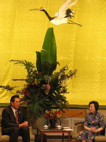 11月3日下午,海峽兩岸關(guān)系協(xié)會(huì)會(huì)長(zhǎng)陳云林在臺(tái)北拜會(huì)已故海峽交流基金會(huì)董事長(zhǎng)辜振甫先生遺孀辜嚴(yán)倬云女士。新華社記者 陳斌華 攝