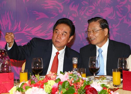 11月3日晚,海基會(huì)在臺(tái)北101大樓舉行宴會(huì),歡迎陳云林會(huì)長(zhǎng)率領(lǐng)的海協(xié)會(huì)協(xié)商代表團(tuán)。這是陳云林和江丙坤在宴會(huì)上交談。新華社記者邢廣利攝