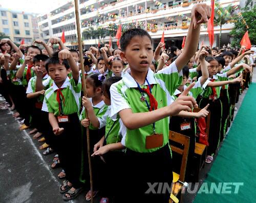 5��30�գ��V���Ϫ�еڶ�С�W(xu��)�W(xu��)�����w�������Z��(ji��)Ŀ�����H���ۡ��� &nbsp;&nbsp;&nbsp;&nbsp;��(d��ng)�գ��V���Ϫ�еڶ�С�W(xu��)�_չ���P(gu��n)�۞�(z��i)�^(q��)��ͯ ͬ�g����һ���ѹ�(ji��)����ӡ�ͨ�^��ʵĹ�(ji��)Ŀ���ݣ�׌����D(zhu��n)�W(xu��)��У�ă�����(z��i)�^(q��)��ͯ���ܝ��ļ��w���x����ͬӭ�ӡ���һ����ͯ��(ji��)������ ��