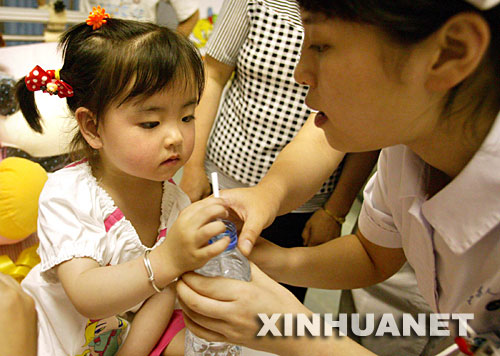 5月31日,江蘇省人民醫(yī)院的護(hù)士在愛(ài)心病房喂宋馨懿喝水。當(dāng)日傍晚,四川地震災(zāi)區(qū)小傷員宋馨懿來(lái)到南京,進(jìn)入江蘇省人民醫(yī)院接受身體和心理的康復(fù)治療,并為安裝假肢做準(zhǔn)備。 5月14日,在地震后的四川北川縣城,被壓在垮塌房屋下的3歲小女孩宋馨懿,在遇難父母的身體翼護(hù)下與死神抗?fàn)幜?0多個(gè)小時(shí)后獲救。在醫(yī)療隊(duì)和社會(huì)各界關(guān)照下,小馨懿的身心恢復(fù)狀況良好。