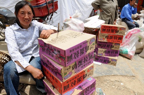 6月2日,北川縣曲山鎮(zhèn)楊柳坪村村民母賢清(左)領(lǐng)到了方便食品。目前,四川省抗震救災(zāi)指揮部物資組對所有救災(zāi)物資的運(yùn)送、接收、分配、發(fā)放努力做到“三個一定”:一定要有賬,物資來源、數(shù)量、分配方向要登記造冊,做到有賬可查;一定要及時分配,不能積壓;一定要全程跟蹤,防止物資去向不明,保證全部用于受災(zāi)群眾。新華社記者 宋振平 攝