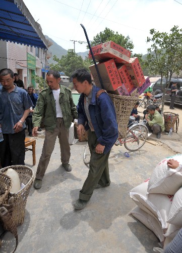 6月2日,北川縣曲山鎮(zhèn)村民在救助站領(lǐng)救災(zāi)食品。 新華社記者 周華 攝