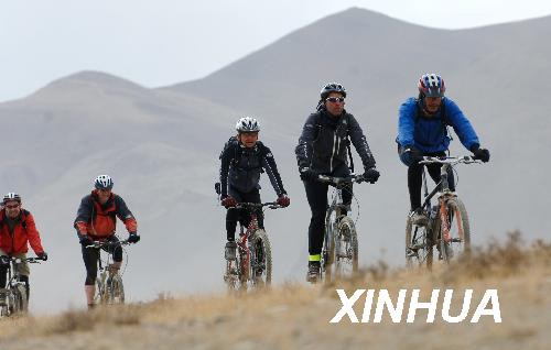 資料圖片:幾名外國(guó)游客騎車前往珠峰旅游(攝于2007年5月14日)。 新華社記者 索朗羅布 攝